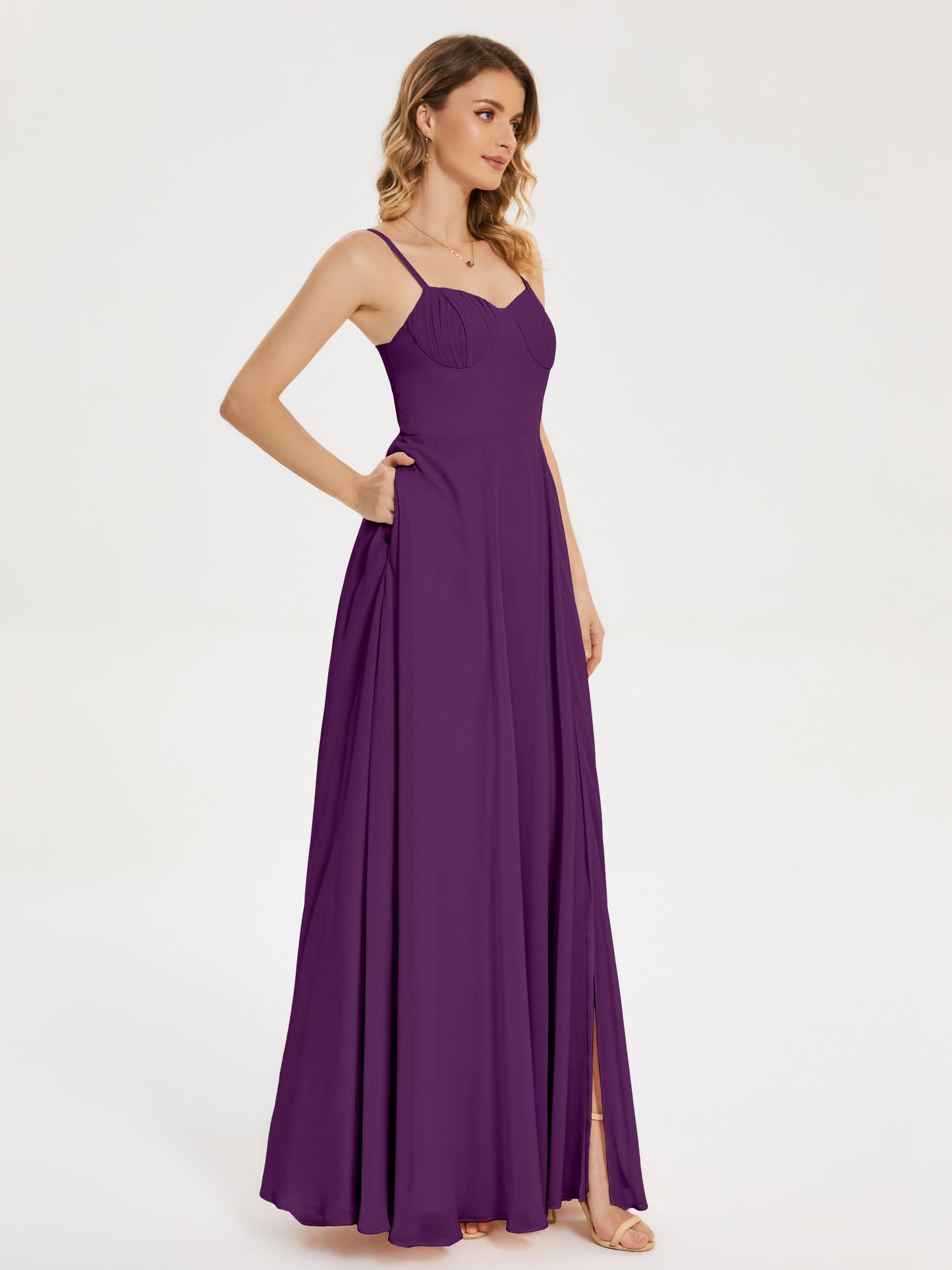 Vestido de fiesta con tirantes finos y corte en A y abertura