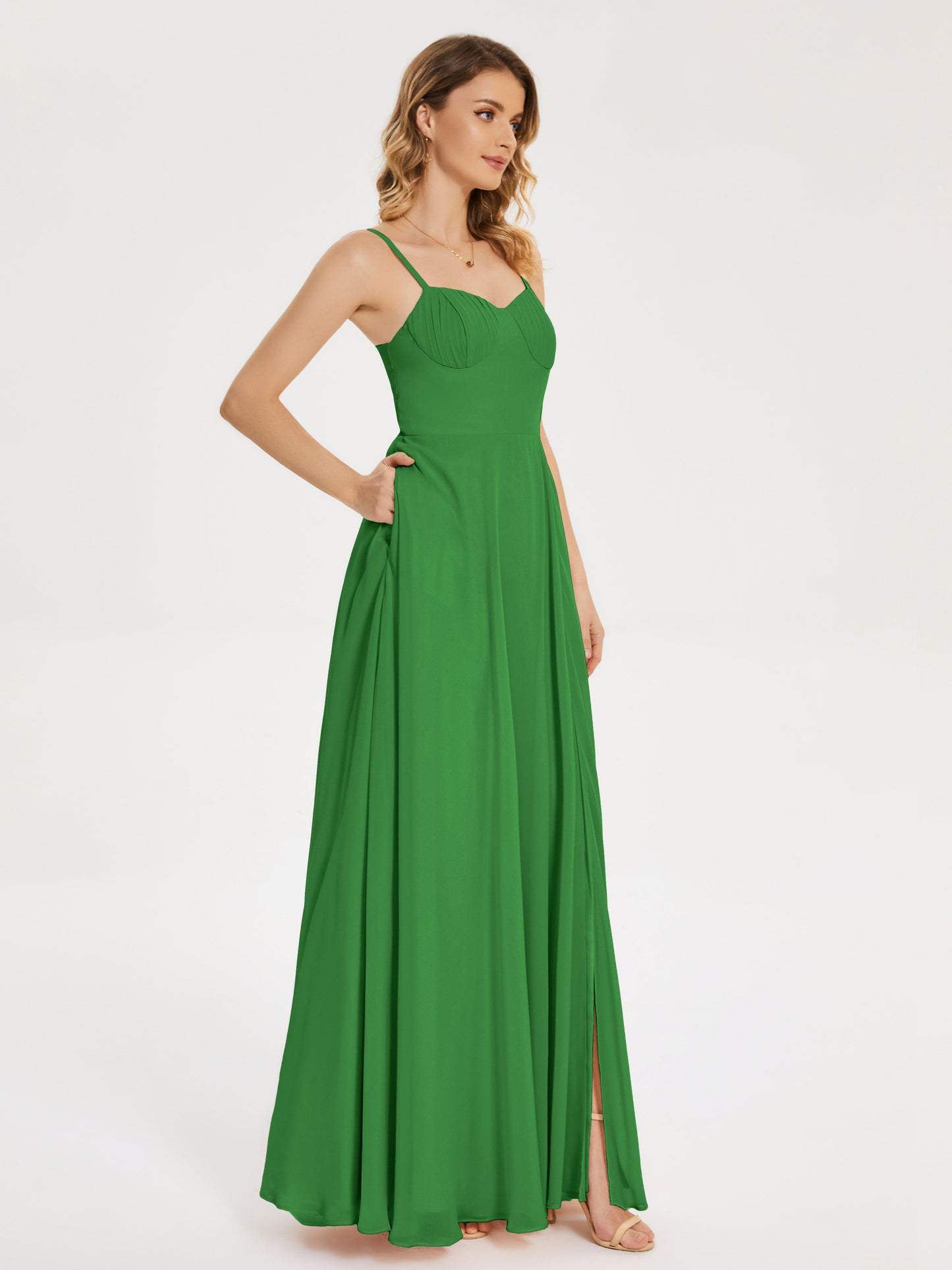 Vestido de fiesta con tirantes finos y corte en A y abertura