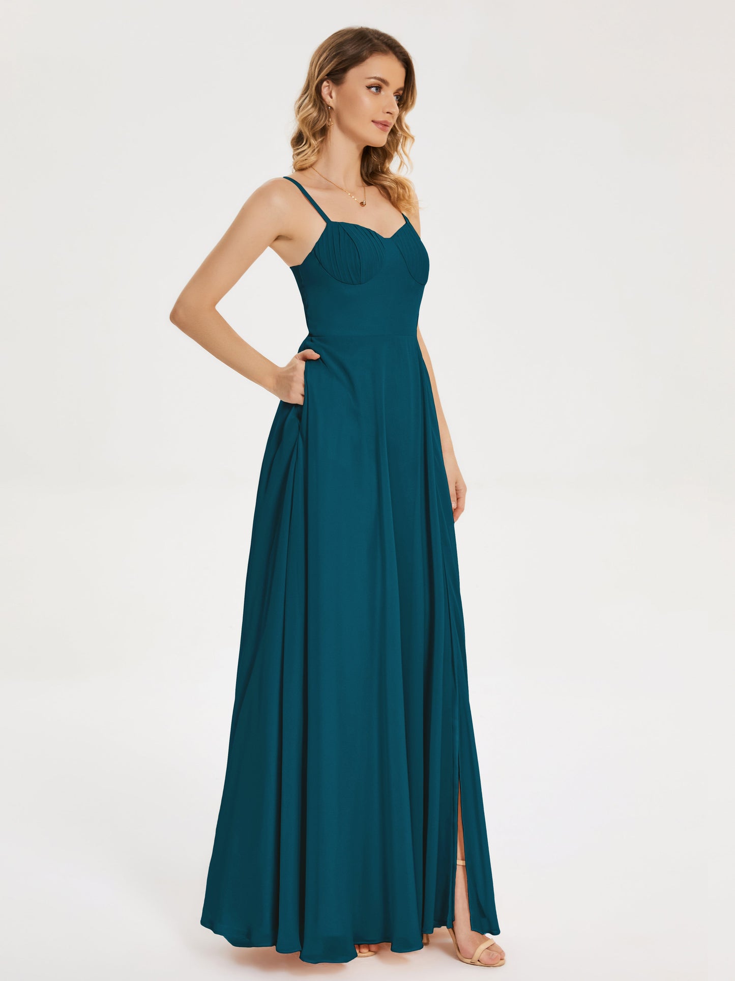 Vestido de fiesta con tirantes finos y corte en A y abertura