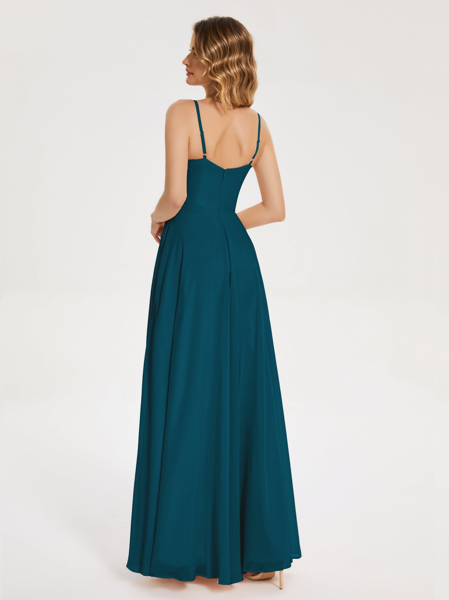 Vestido de fiesta con tirantes finos y corte en A y abertura