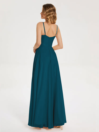 Vestido de fiesta con tirantes finos y corte en A y abertura