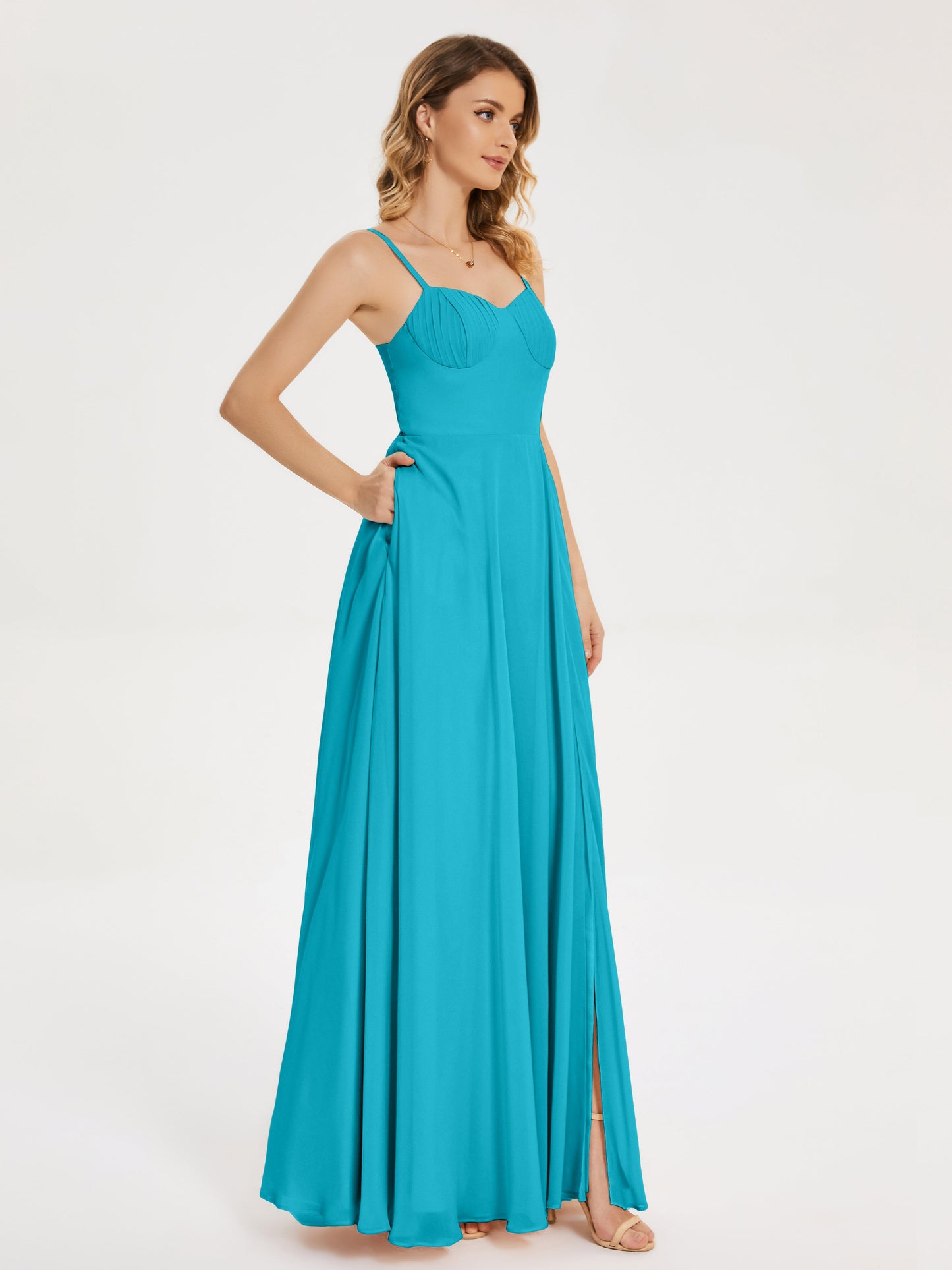 Vestido de fiesta con tirantes finos y corte en A y abertura