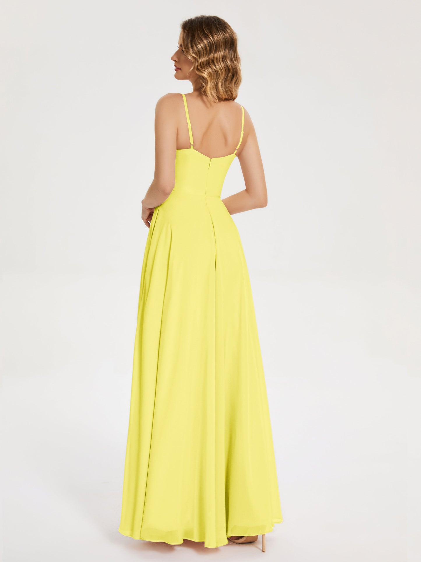 Vestido de fiesta con tirantes finos y corte en A y abertura