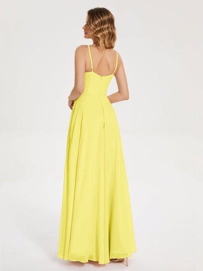 Vestido de fiesta con tirantes finos y corte en A y abertura