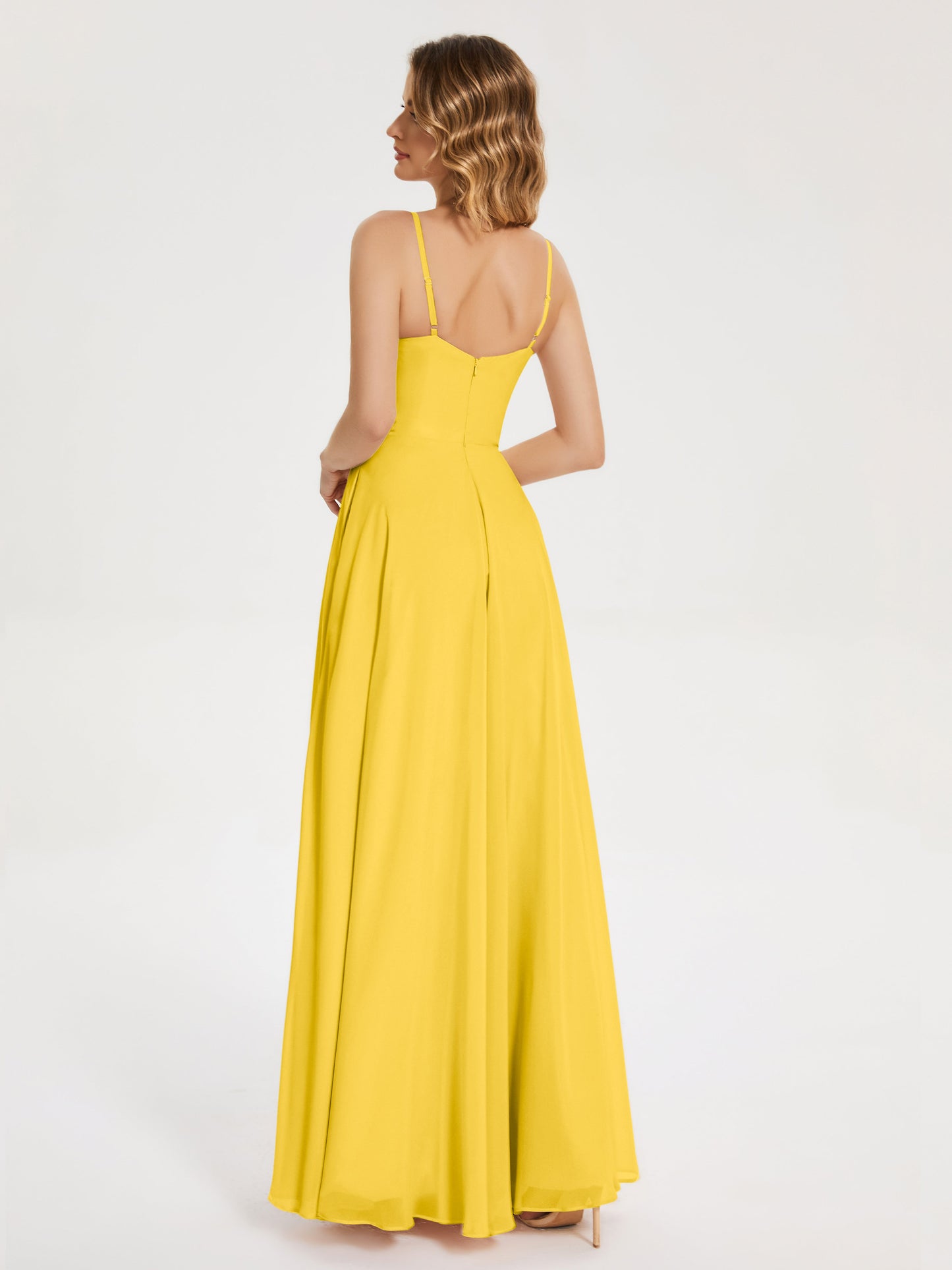 Vestido de fiesta con tirantes finos y corte en A y abertura