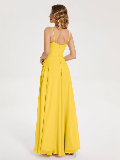 Vestido de fiesta con tirantes finos y corte en A y abertura