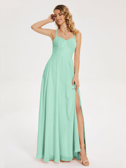 Vestido de fiesta con tirantes finos y corte en A y abertura