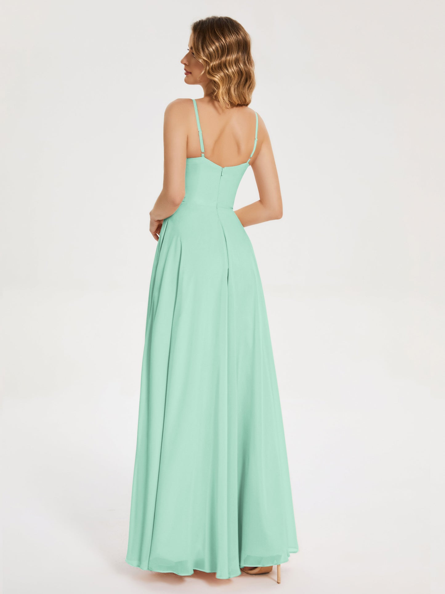 Vestido de fiesta con tirantes finos y corte en A y abertura
