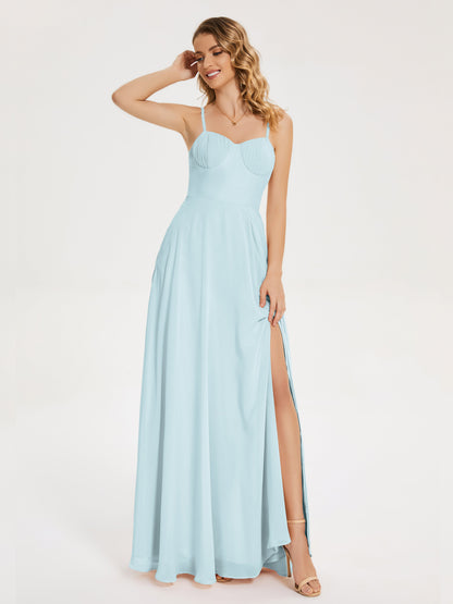 Vestido de fiesta con tirantes finos y corte en A y abertura