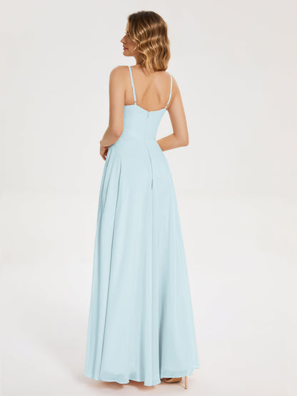 Vestido de fiesta con tirantes finos y corte en A y abertura