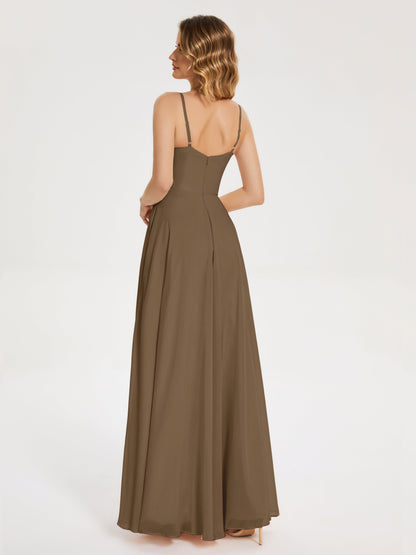 Vestido de fiesta con tirantes finos y corte en A y abertura