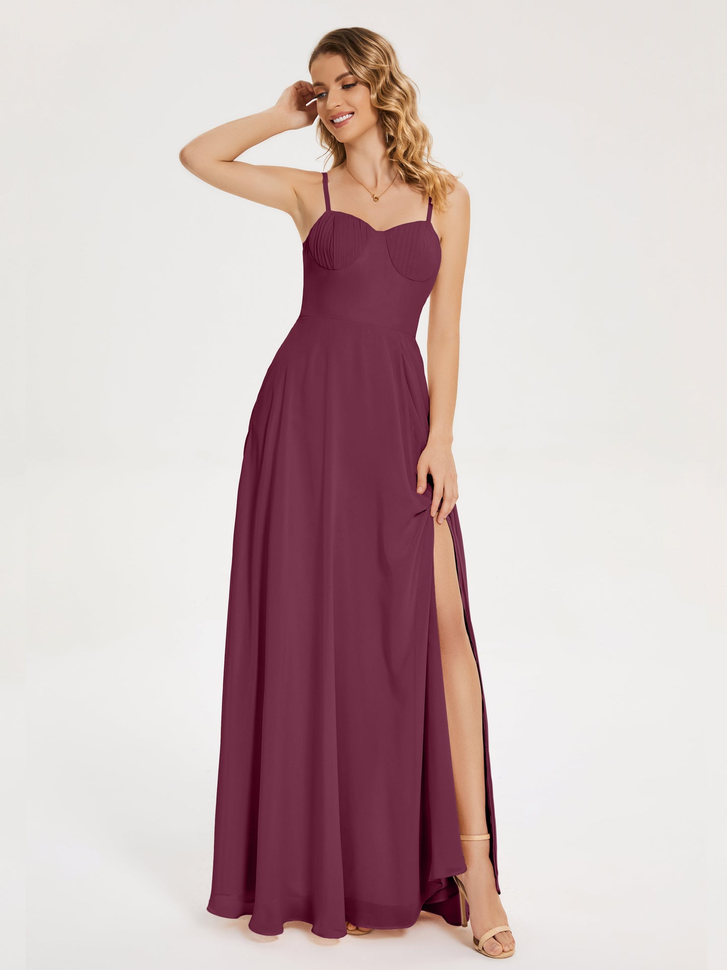Vestido de fiesta con tirantes finos y corte en A y abertura