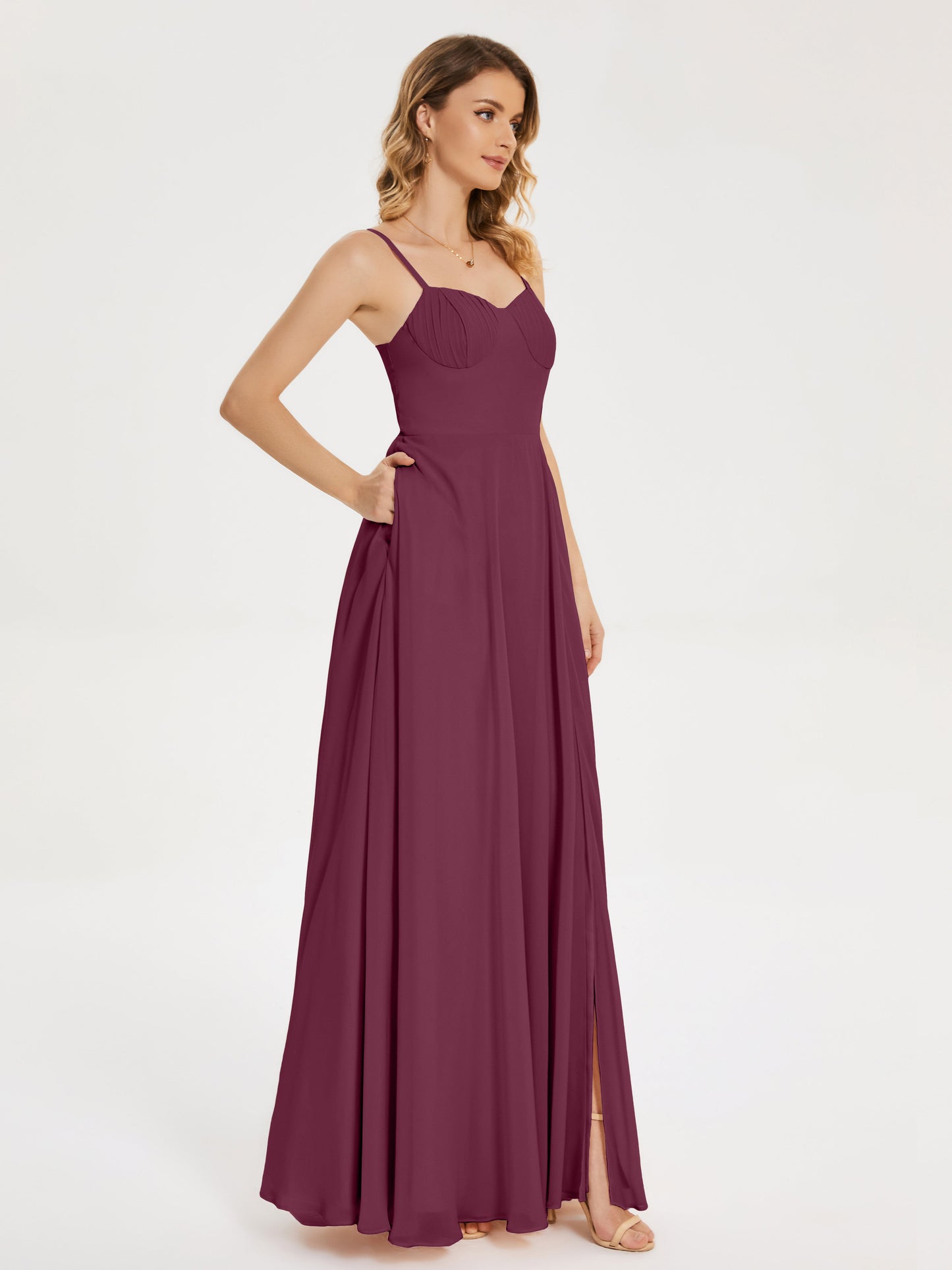 Vestido de fiesta con tirantes finos y corte en A y abertura