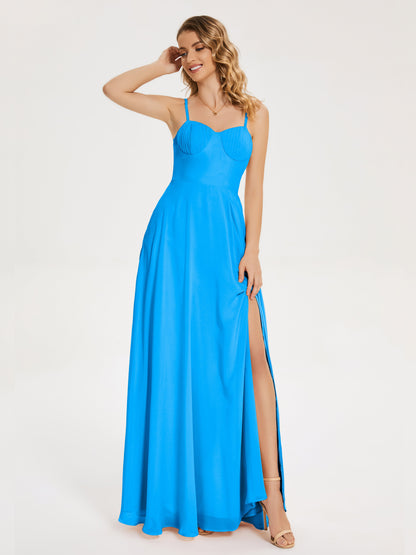 Vestido de fiesta con tirantes finos y corte en A y abertura