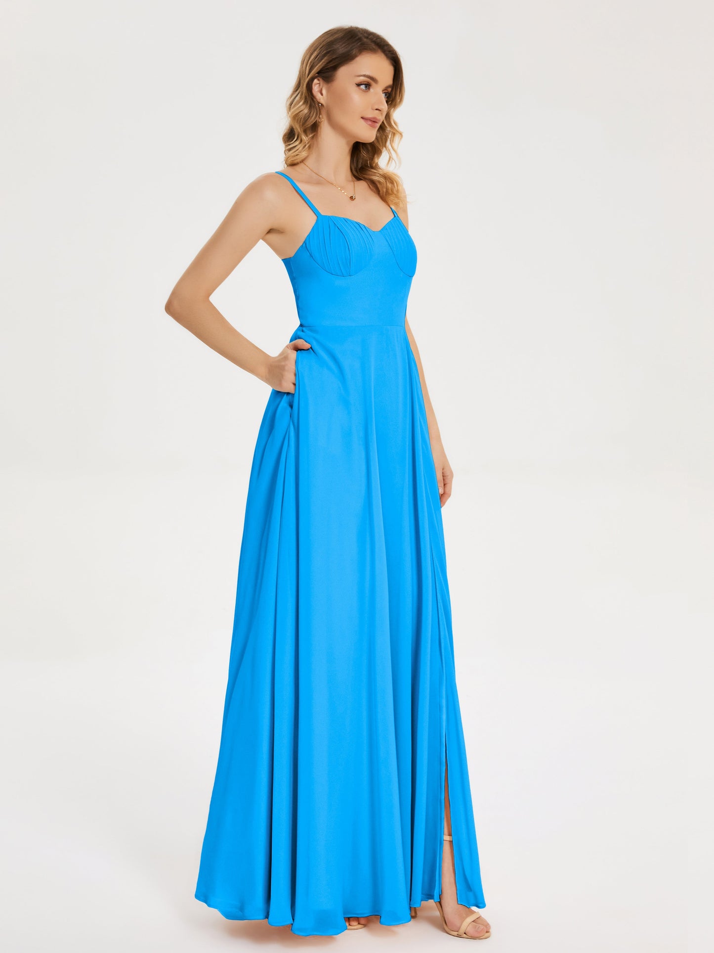 Vestido de fiesta con tirantes finos y corte en A y abertura