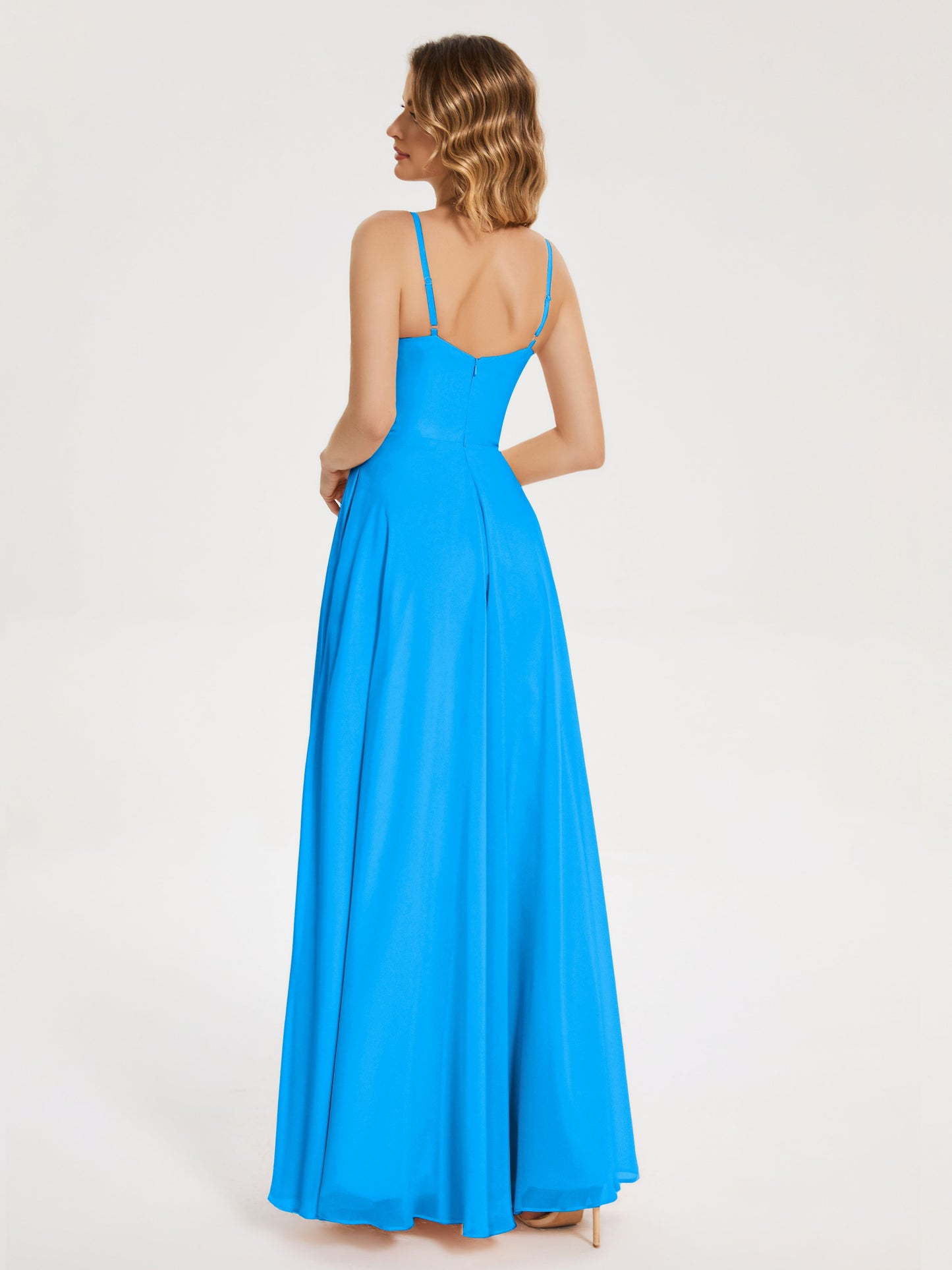 Vestido de fiesta con tirantes finos y corte en A y abertura