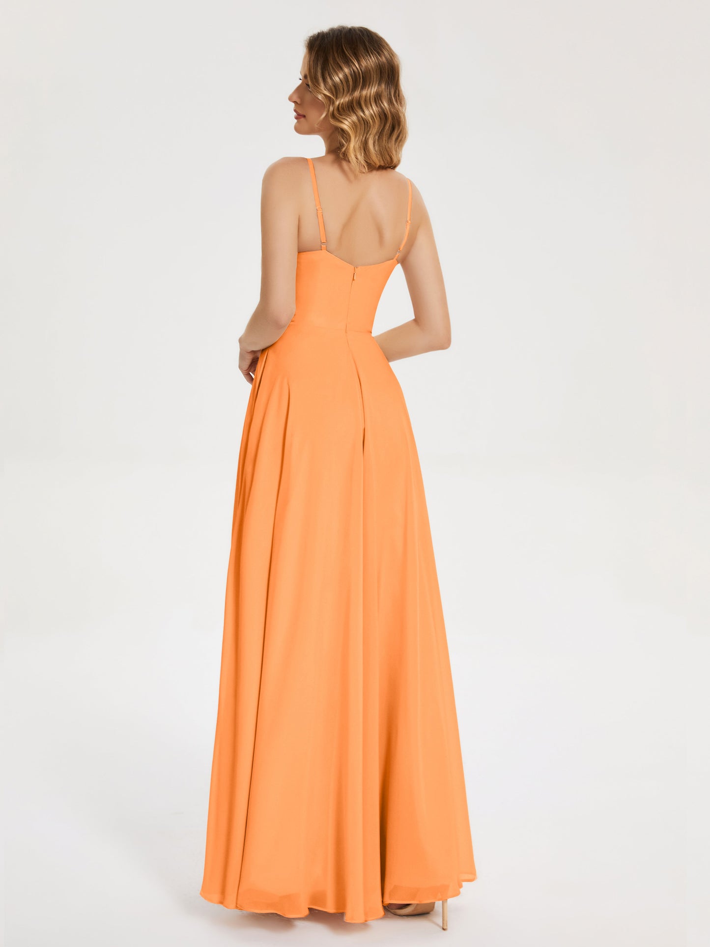 Vestido de fiesta con tirantes finos y corte en A y abertura