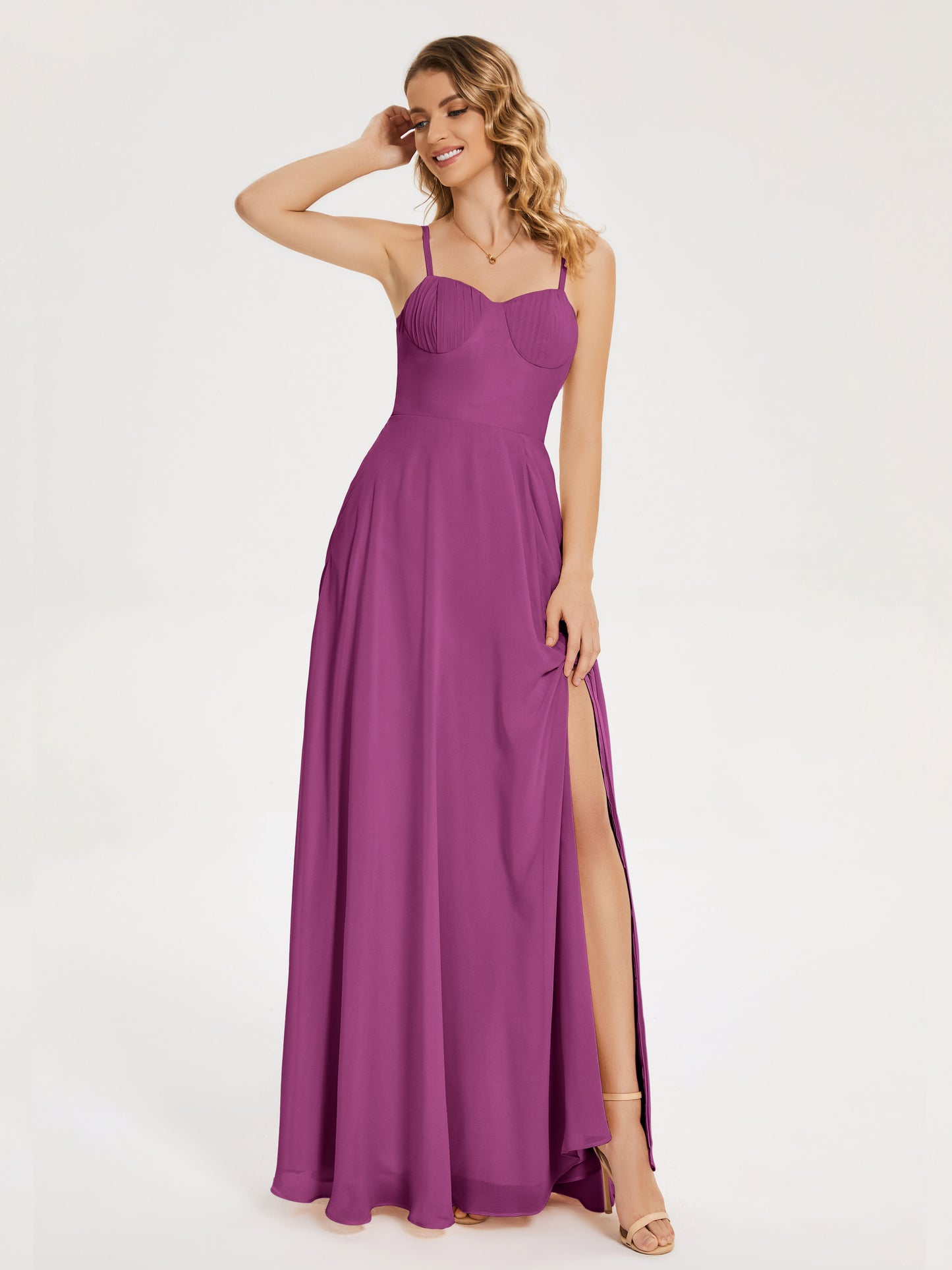 Vestido de fiesta con tirantes finos y corte en A y abertura