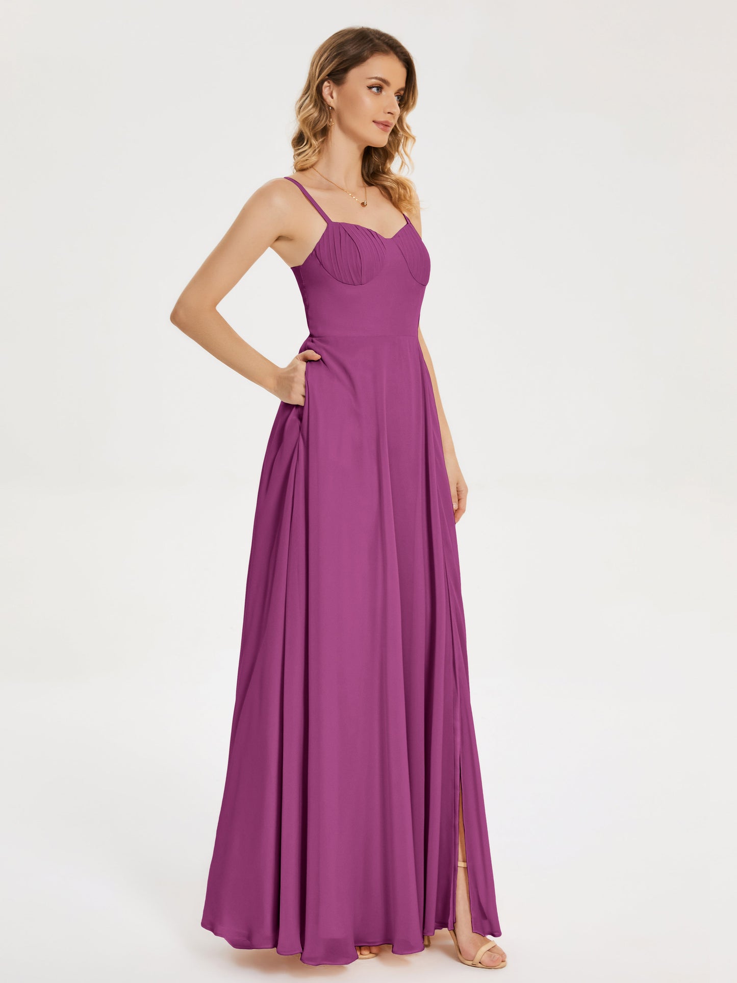 Vestido de fiesta con tirantes finos y corte en A y abertura