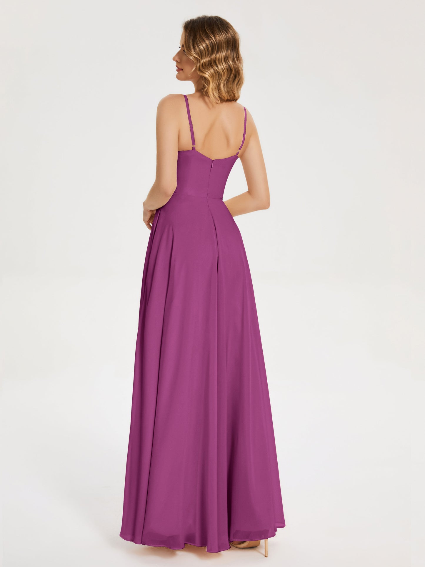 Vestido de fiesta con tirantes finos y corte en A y abertura