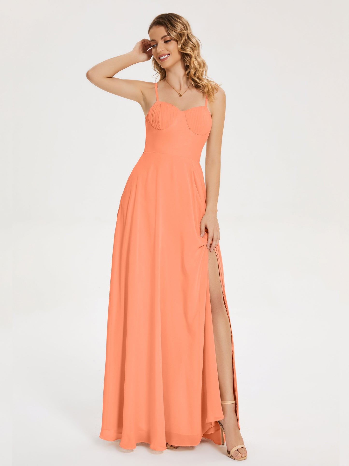 Vestido de fiesta con tirantes finos y corte en A y abertura