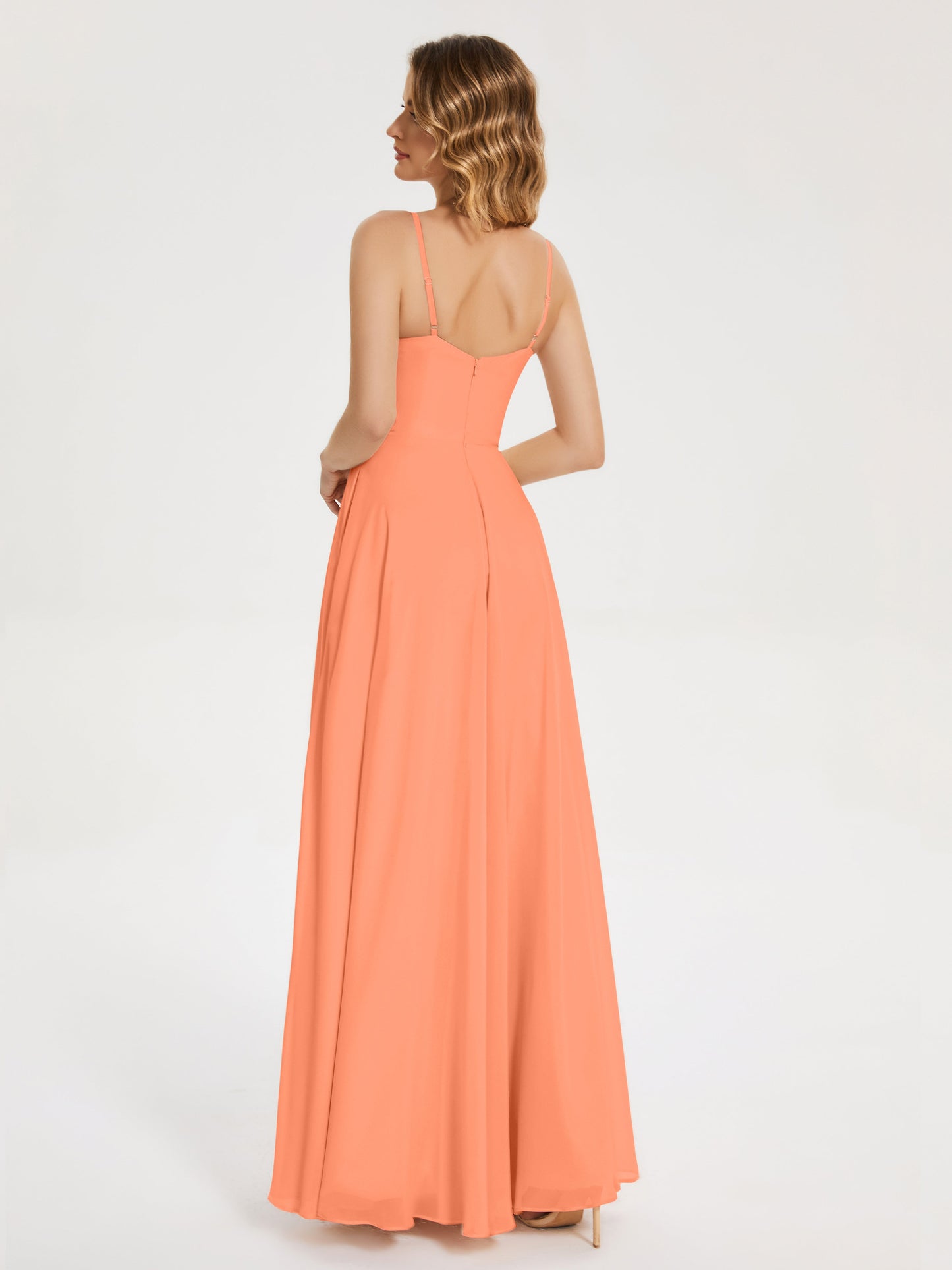 Vestido de fiesta con tirantes finos y corte en A y abertura