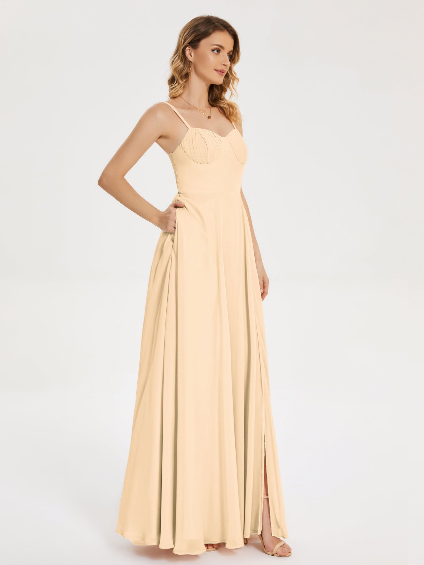 Vestido de fiesta con tirantes finos y corte en A y abertura