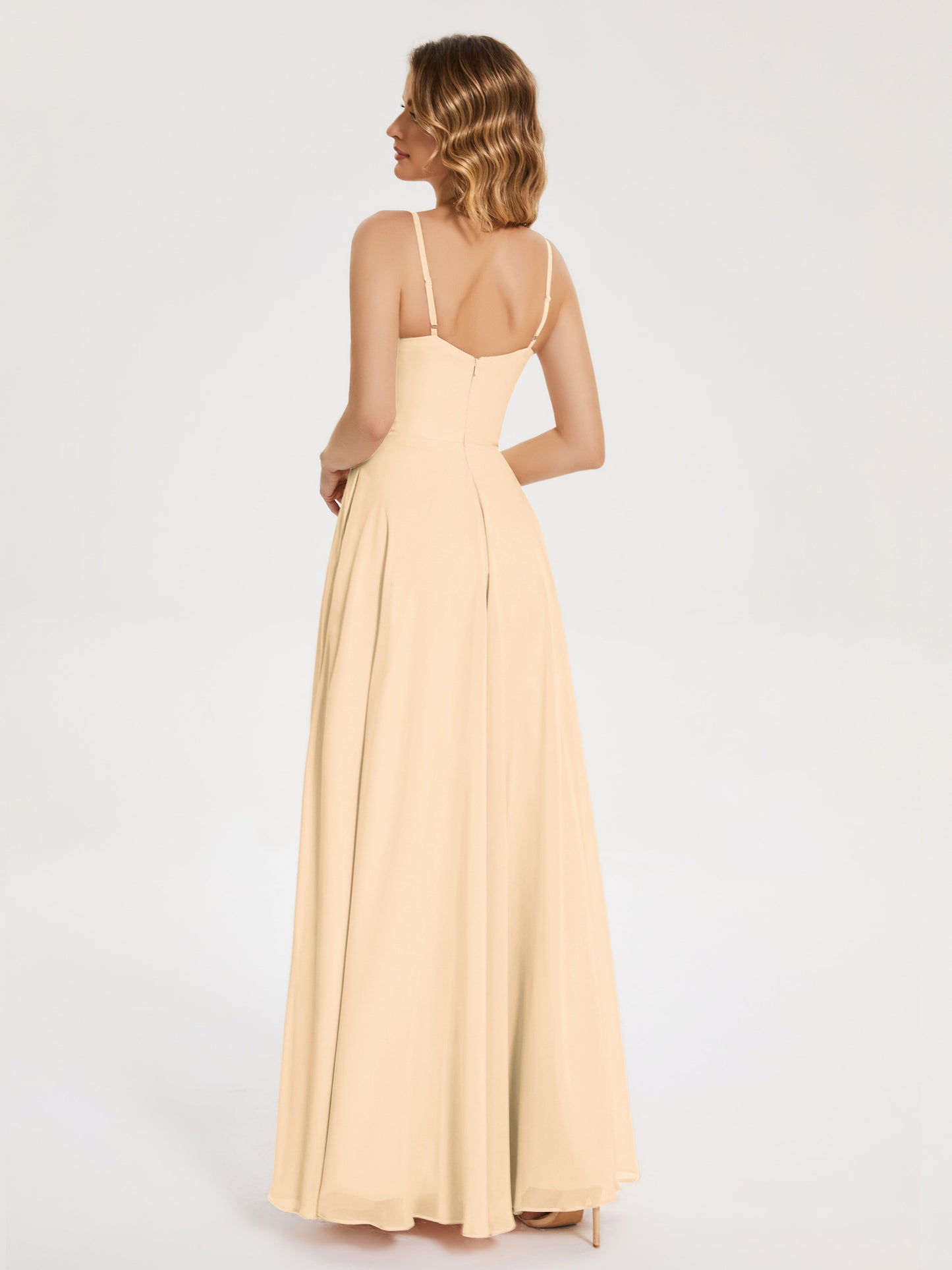 Vestido de fiesta con tirantes finos y corte en A y abertura