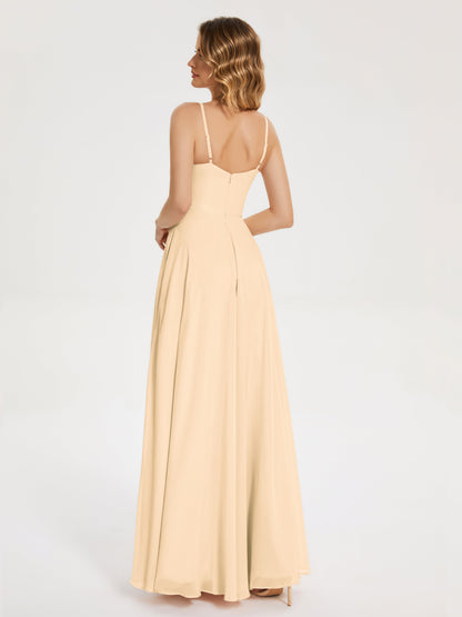 Vestido de fiesta con tirantes finos y corte en A y abertura