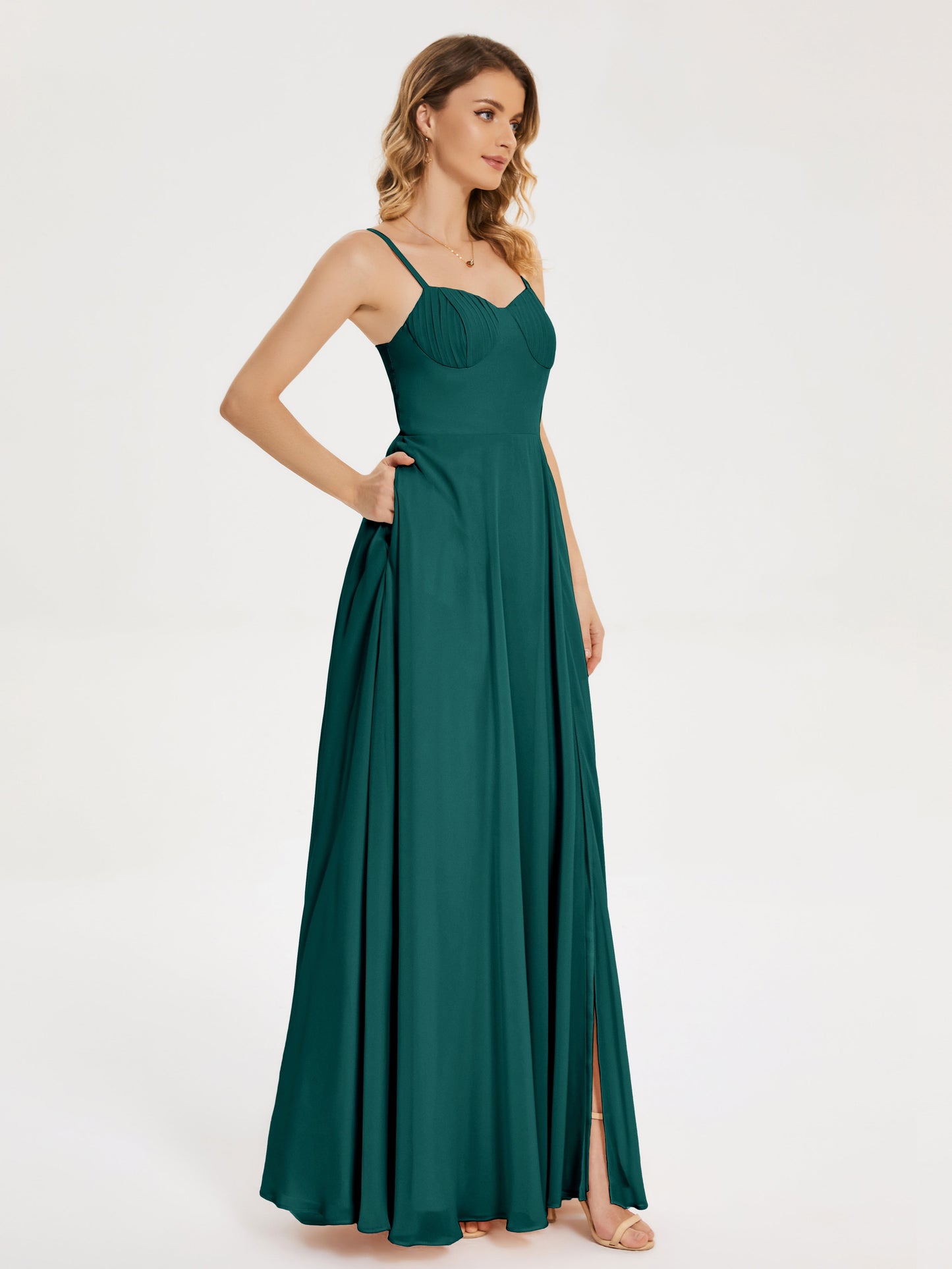 Vestido de fiesta con tirantes finos y corte en A y abertura