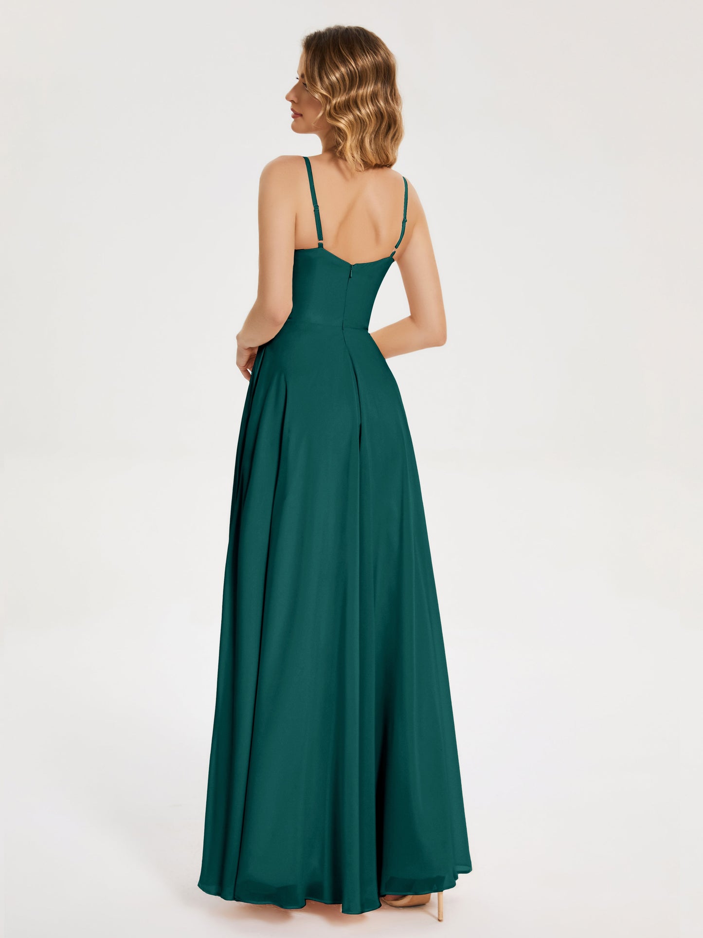 Vestido de fiesta con tirantes finos y corte en A y abertura