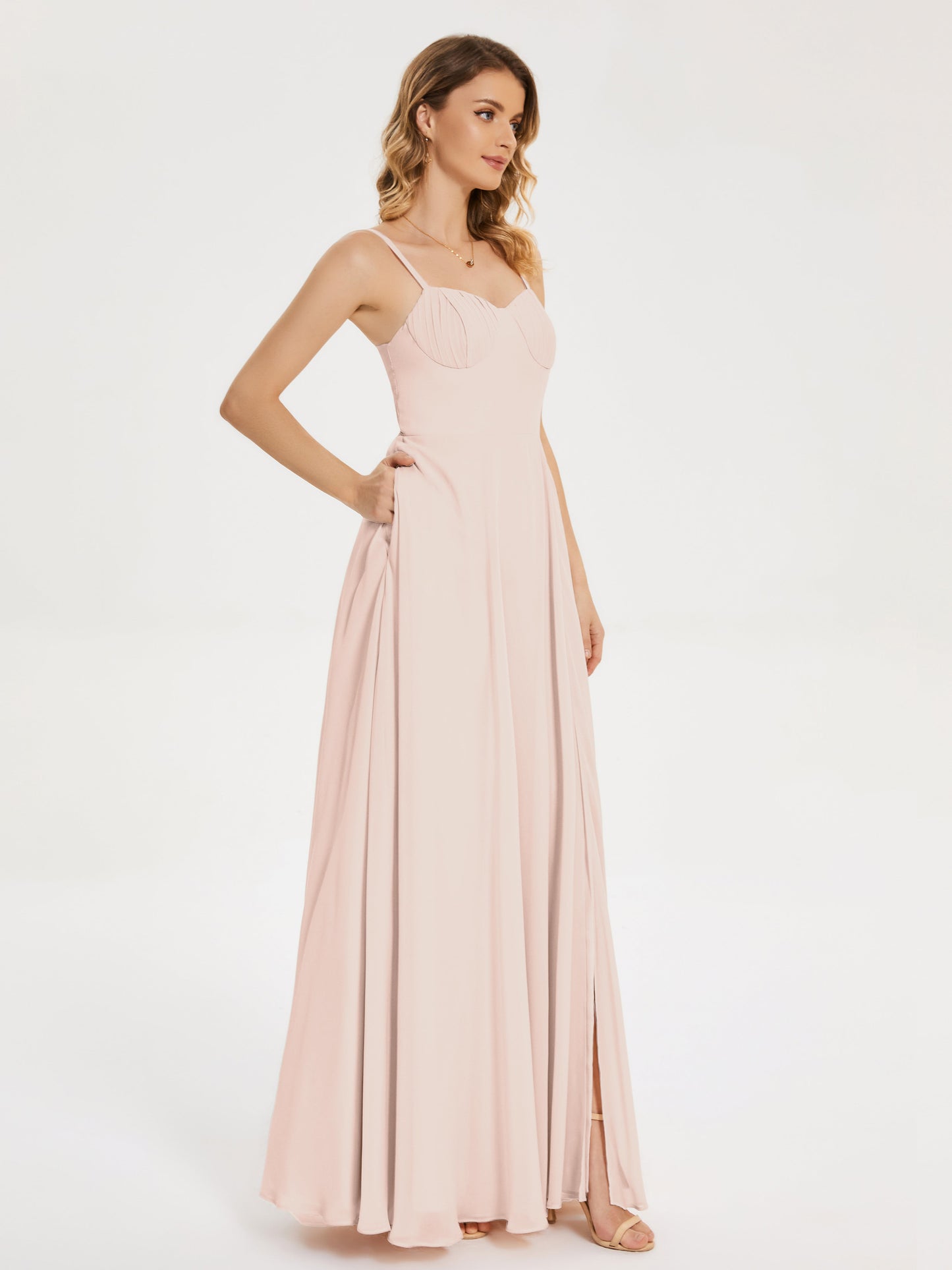 Vestido de fiesta con tirantes finos y corte en A y abertura