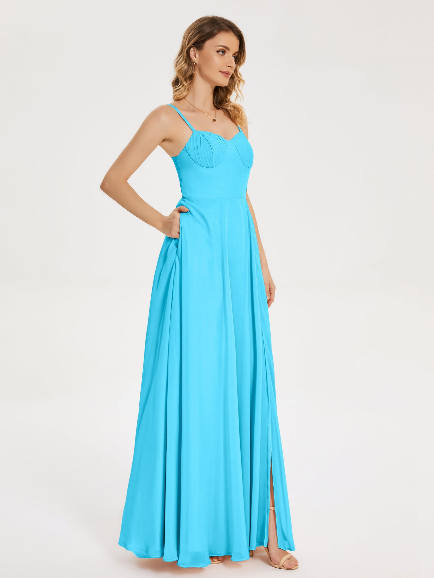 Vestido de fiesta con tirantes finos y corte en A y abertura
