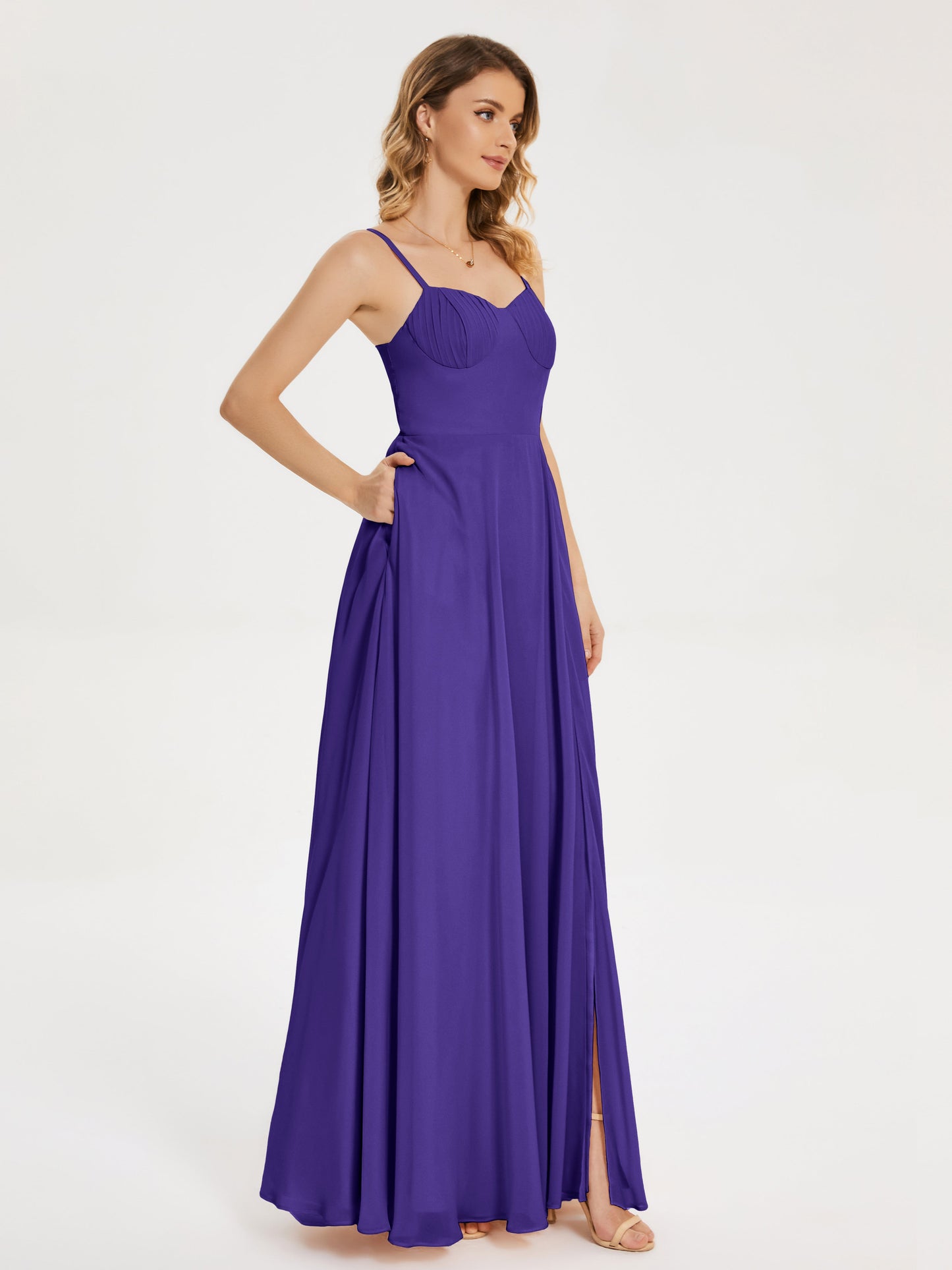 Vestido de fiesta con tirantes finos y corte en A y abertura