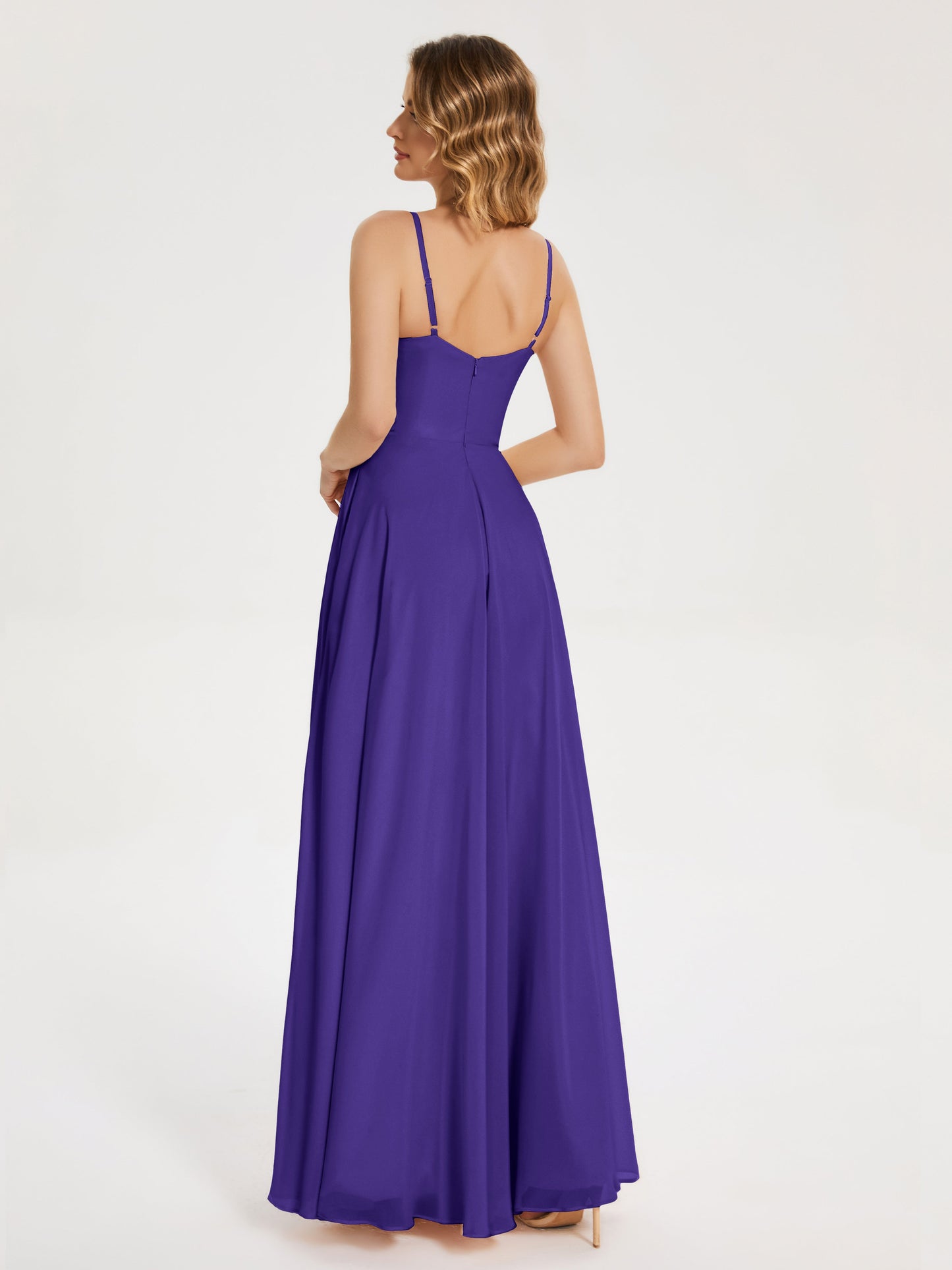 Vestido de fiesta con tirantes finos y corte en A y abertura