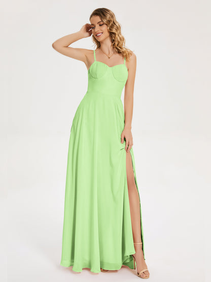 Vestido de fiesta con tirantes finos y corte en A y abertura