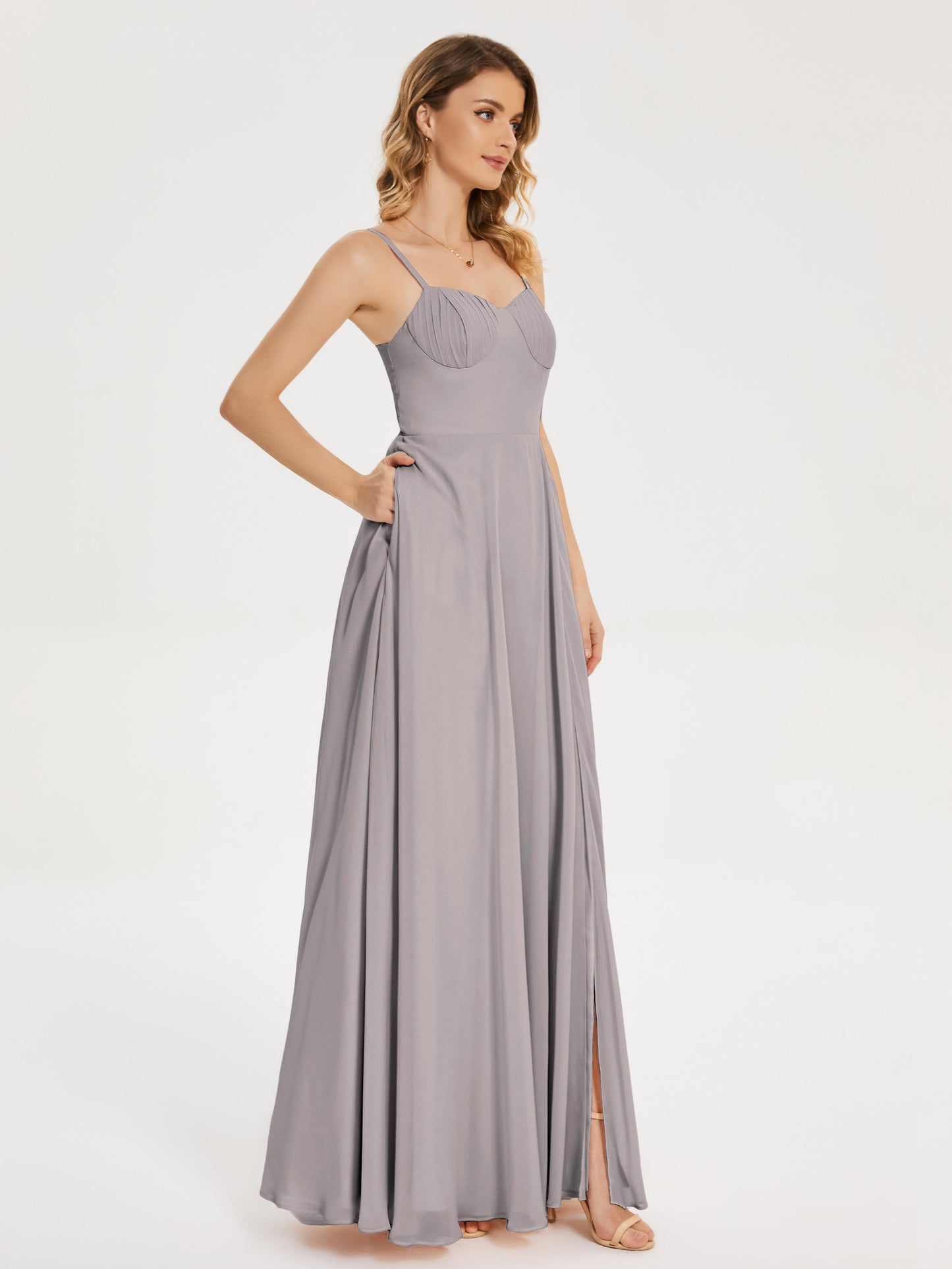 Vestido de fiesta con tirantes finos y corte en A y abertura