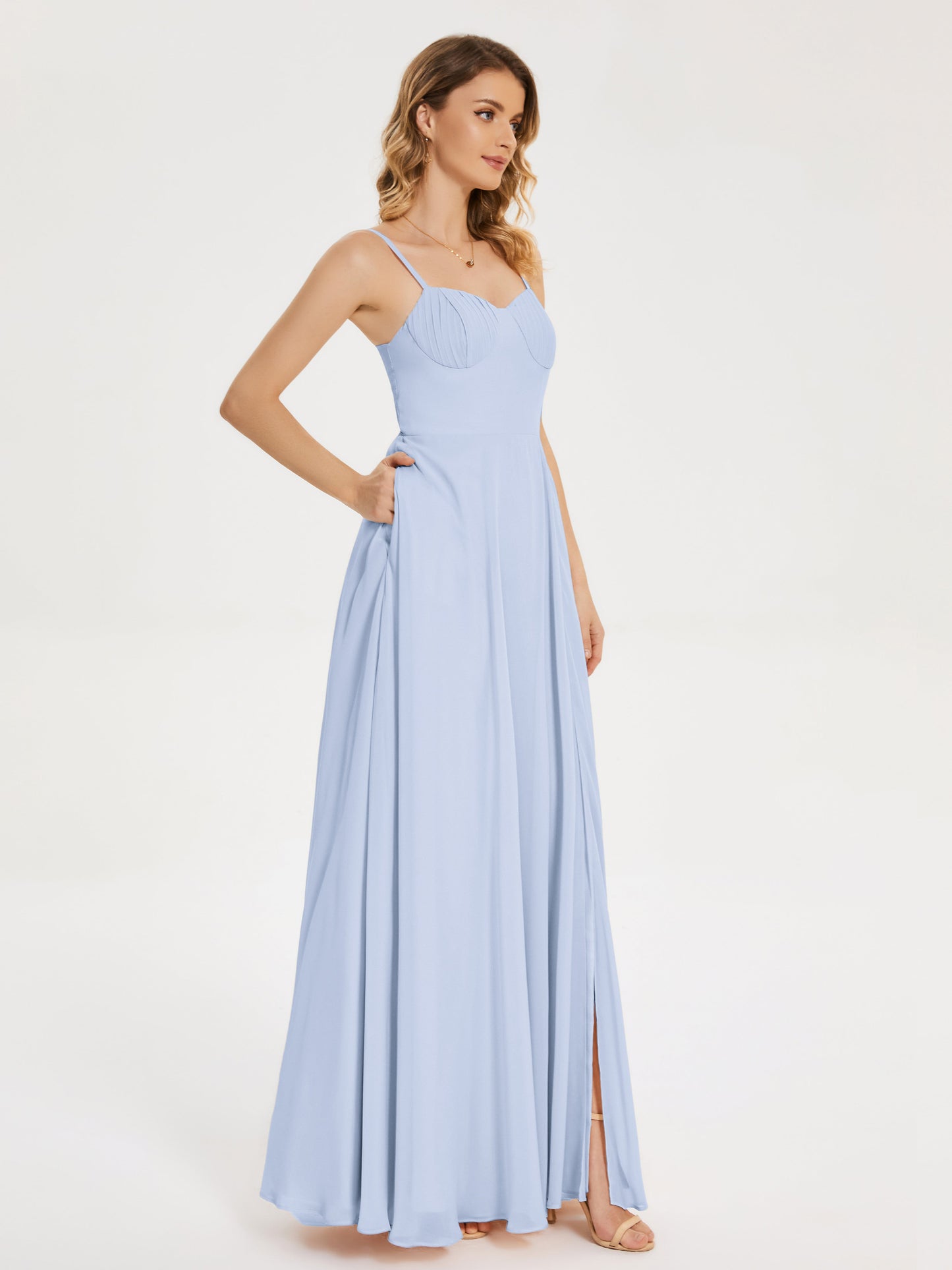 Vestido de fiesta con tirantes finos y corte en A y abertura