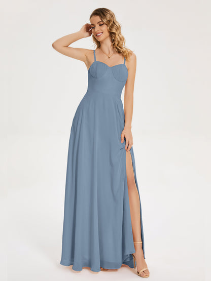 Vestido de fiesta con tirantes finos y corte en A y abertura