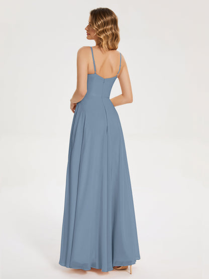 Vestido de fiesta con tirantes finos y corte en A y abertura