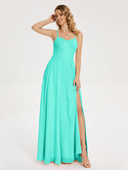 Vestido de fiesta con tirantes finos y corte en A y abertura