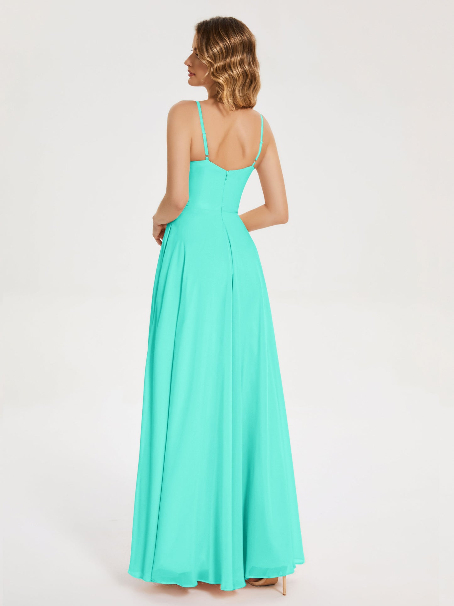 Vestido de fiesta con tirantes finos y corte en A y abertura