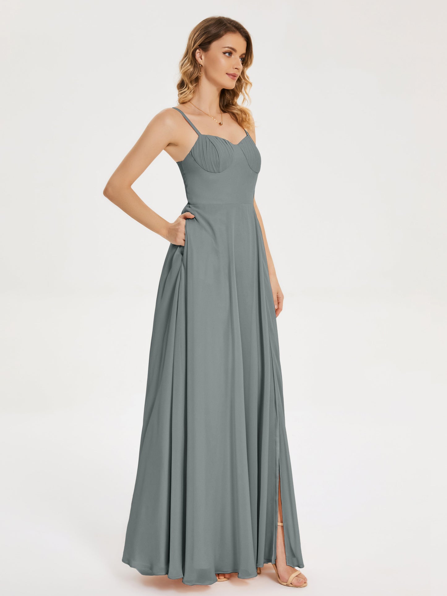 Vestido de fiesta con tirantes finos y corte en A y abertura