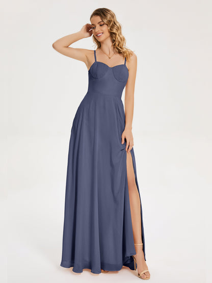 Vestido de fiesta con tirantes finos y corte en A y abertura