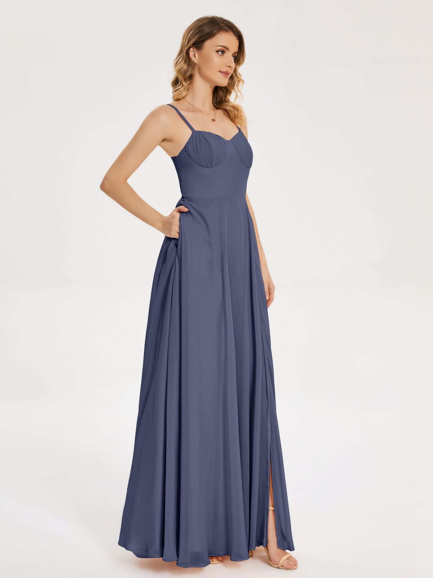 Vestido de fiesta con tirantes finos y corte en A y abertura