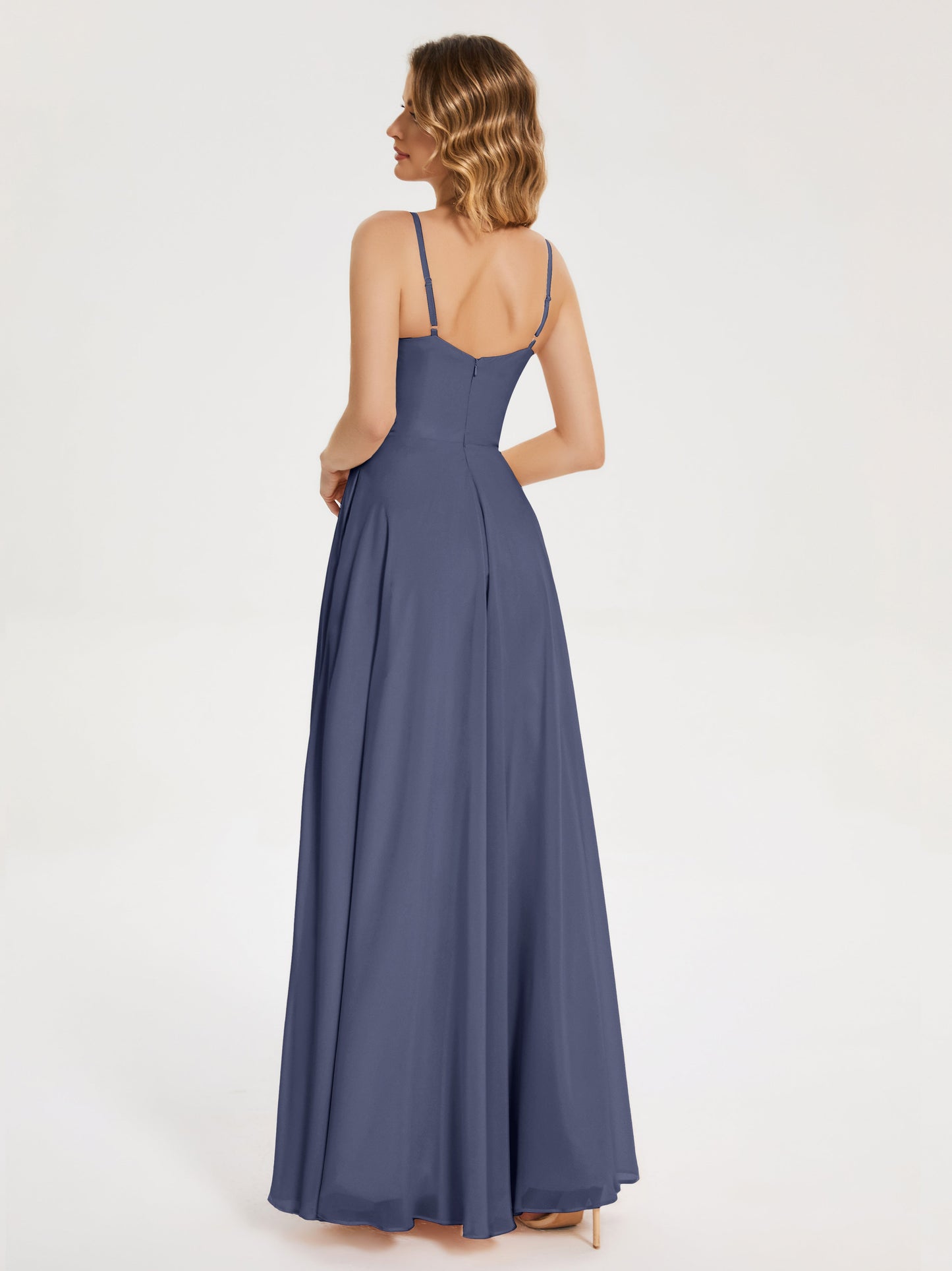 Vestido de fiesta con tirantes finos y corte en A y abertura