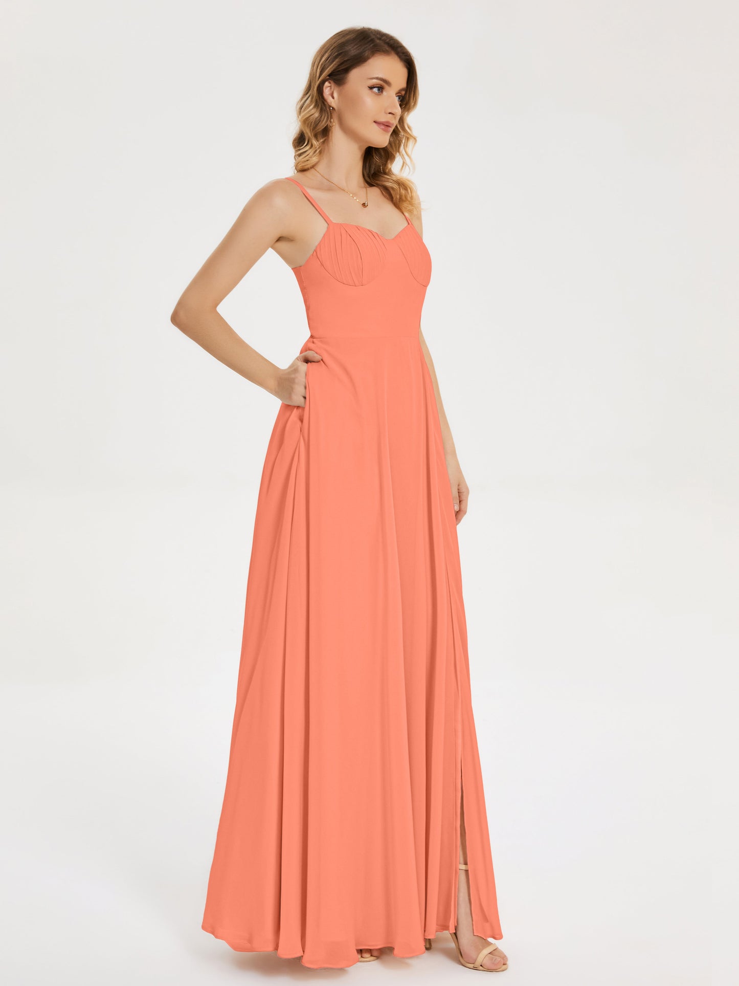 Vestido de fiesta con tirantes finos y corte en A y abertura