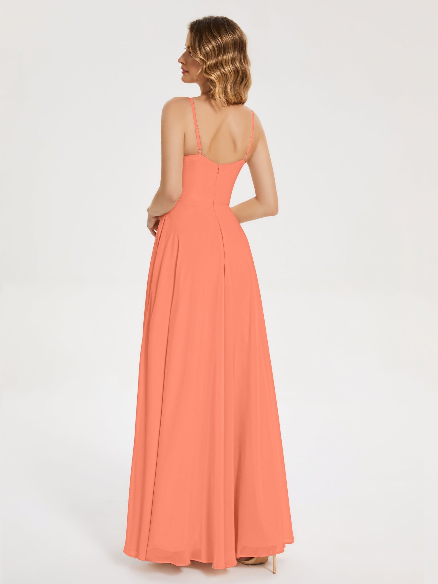 Vestido de fiesta con tirantes finos y corte en A y abertura