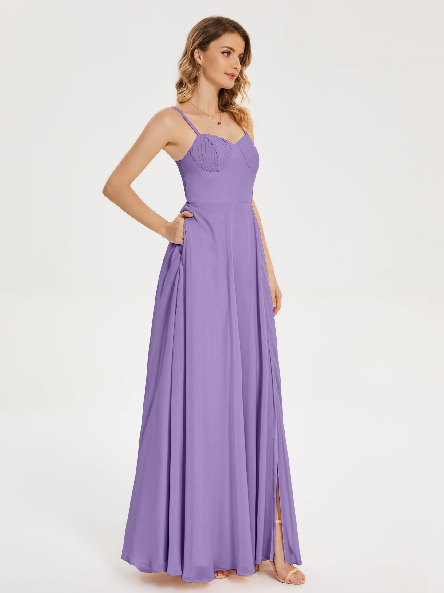 Vestido de fiesta con tirantes finos y corte en A y abertura