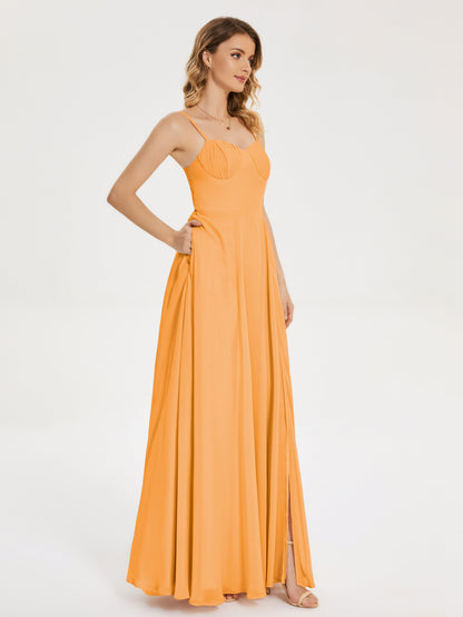 Vestido de fiesta con tirantes finos y corte en A y abertura